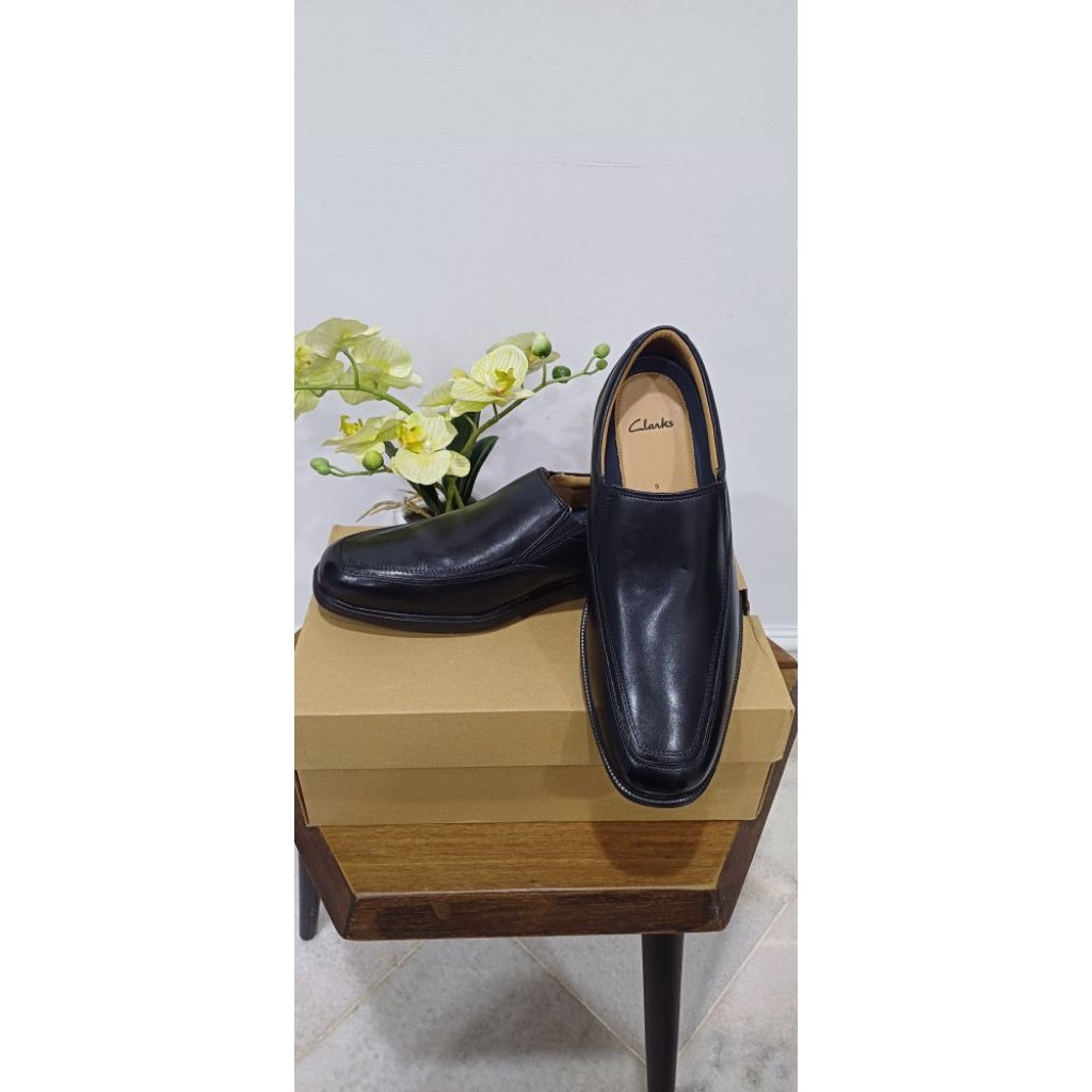 Clarks Agustin Walk Black size 9UK